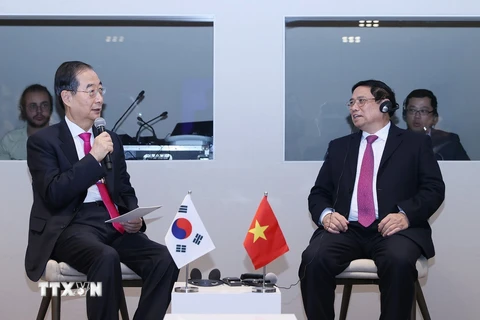 Thủ tướng Phạm Minh Chính gặp Thủ tướng Hàn Quốc Han Duck-soo. (Ảnh: Dương Giang/TTXVN)