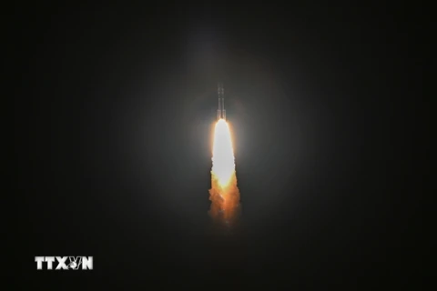Tên lửa đẩy Vulcan Centaur mang theo tàu đổ bộ Mặt Trăng Peregrine rời bệ phóng tại Trạm Vũ trụ ở mũi Canaveral ở bang Florida, Mỹ, ngày 8/1/2024. (Ảnh: AFP/TTXVN)