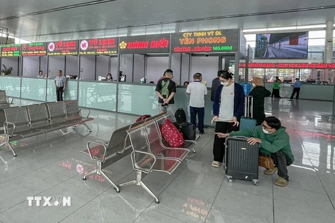 Hành khách mua vé đi tuyến Cần Thơ - TPHCM tại quầy vé của Công ty TNHH Vận tải Du lịch Yên Phong trưa 18/1/2024 (Đây là quầy vé của nhà xe Thành Bưởi trước khi dừng hoạt động). (Ảnh: Thanh Liêm/TTXVN)