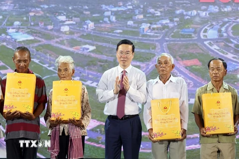 Chủ tịch nước dự giao lưu nghệ thuật "Xuân Biên phòng ấm lòng dân bản"