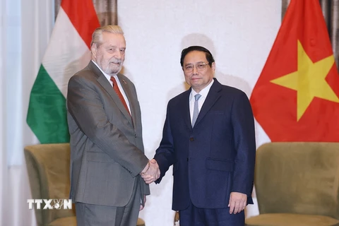 Thủ tướng Phạm Minh Chính tiếp Chủ tịch Hội Hữu nghị Hungary-Việt Nam Laszlo Botz. (Ảnh: Dương Giang/TTXVN)