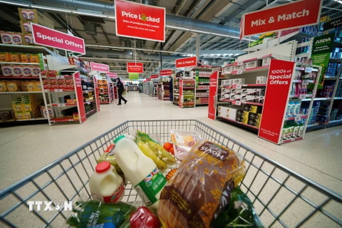 Người dân mua sắm tại siêu thị ở Manchester, Anh. (Ảnh: THX/TTXVN)