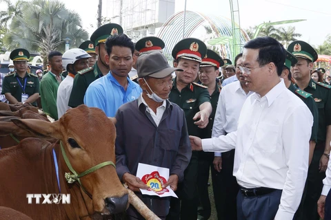 Chủ tịch nước tặng bò cho hộ nghèo tại "Xuân biên phòng ấm lòng dân bản"