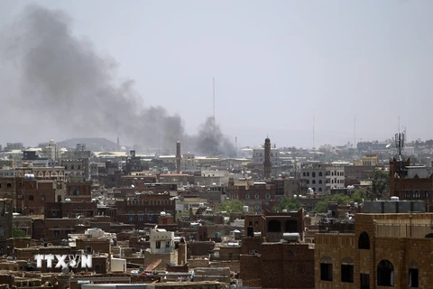 Khói bốc lên sau vụ không kích của liên quân nhằm vào căn cứ quân sự của lực lượng Houthi ở thủ đô Sanaa, Yemen. (Ảnh: AFP/TTXVN)