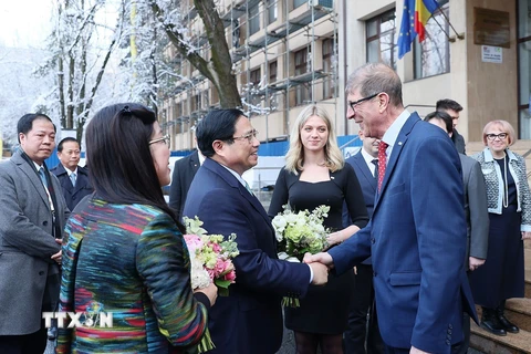 Lãnh đạo Trường Đại học Kỹ thuật Xây dựng Bucharest đón Thủ tướng Phạm Minh Chính và Phu nhân. (Ảnh: Dương Giang/TTXVN)