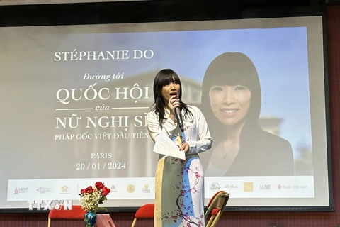 Chị Stéphanie Đỗ chia sẻ câu chuyện thành công của mình với cộng đồng người Việt tại Pháp. (Ảnh: Thu Hà/TTXVN)