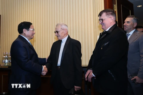 Thủ tướng Phạm Minh Chính với đại diện các Hội đoàn và bạn bè hữu nghị Romania. (Ảnh: Dương Giang/TTXVN)
