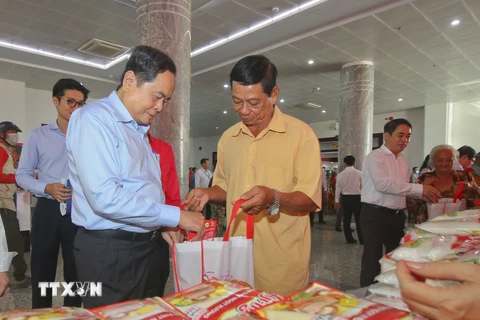 Phó Chủ tịch Thường trực Quốc hội Trần Thanh Mẫn tặng quà Tết cho người dân. (Ảnh: Duy Khương/TTXVN)