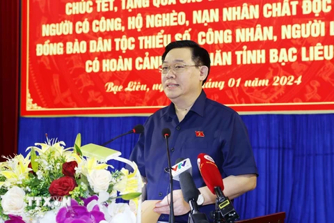 Chủ tịch Quốc hội Vương Đình Huệ chúc Tết các đối tượng chính sách tỉnh Bạc Liêu. (Ảnh: Nhan Sáng/TTXVN)