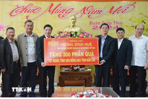 Trao tượng trưng 300 suất quà Tết của Chủ tịch Quốc hội cho đồng bào tỉnh Đắk Lắk. (Ảnh: Tuấn Anh/TTXVN)
