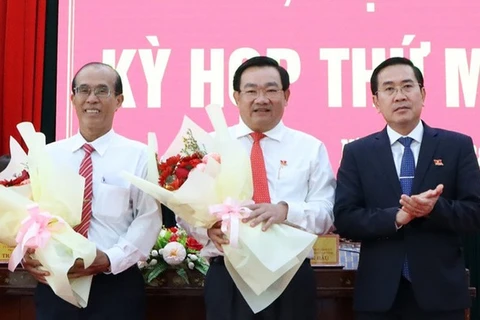 Ông Trịnh Minh Hoàng (đứng giữa). (Nguồn: Báo Điện tử Chính phủ)