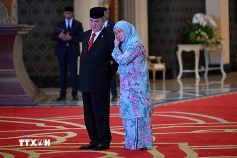 Tiểu vương Sultan Ibrahim Sultan Iskandar (trái) của bang Johor sau khi được bầu chọn làm Quốc vương tiếp theo của Malaysia tại Kuala Lumpur ngày 27/10/2023. (Ảnh: AFP/TTXVN)