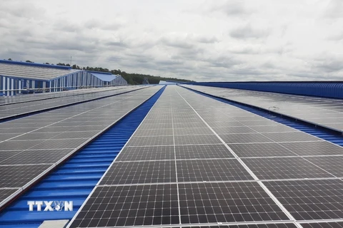 Điện mặt trời mái nhà gắn trên nhà xưởng tại địa bàn tỉnh Bình Dương. (Ảnh: TTXVN phát)