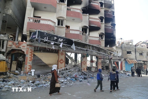 Các tòa nhà bị phá hủy sau cuộc không kích của Israel xuống Dải Gaza ngày 19/1/2024. (Ảnh: THX/TTXVN)