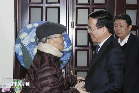 Chủ tịch nước Võ Văn Thưởng đến thăm, chúc Tết nguyên Chủ tịch nước Trần Đức Lương. (Ảnh: Thống Nhất/ TTXVN)