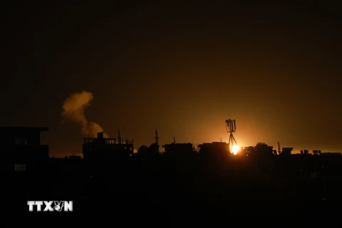 Khói bốc lên sau cuộc không kích của Israel xuống thành phố Rafah, Dải Gaza ngày 12/2/2024. (Ảnh: AFP/TTXVN)