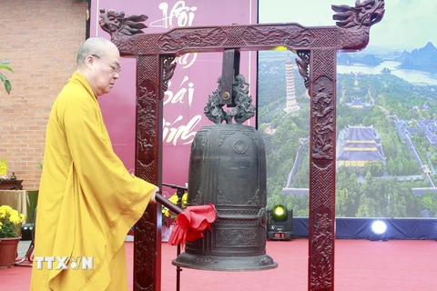 Đại diện Ban trị sự Giáo hội Phật giáo Việt Nam tỉnh Ninh Bình thỉnh chuông khai hội. (Ảnh: Hải Yến/TTXVN.)