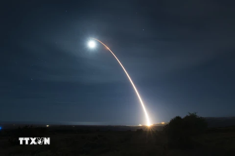 Một vụ phóng thử tên lửa đạn đạo liên lục địa (ICBM) Minuteman III tại căn cứ Vandenberg, bang California, Mỹ ngày 5/2/2020. (Ảnh: AFP/TTXVN)