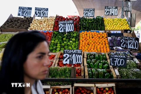 Giá rau củ quả được bày bán tại khu chợ ở Buenos Aires ngày 9/1/2024. (Ảnh: AFP/TTXVN)