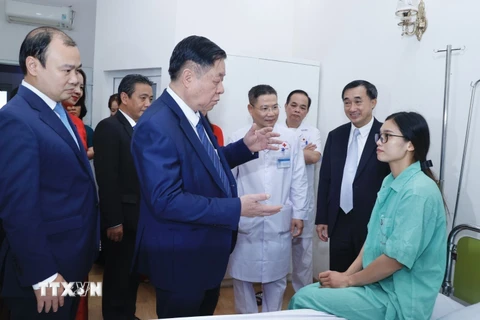 Trưởng Ban Tuyên giáo Trung ương Nguyễn Trọng Nghĩa thăm hỏi, tặng quà cho bệnh nhân đang điều trị tại Bệnh viện Thể thao Việt Nam. (Ảnh: Minh Quyết/TTXVN)