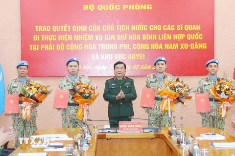Thượng tướng Hoàng Xuân Chiến, Thứ trưởng Bộ Quốc phòng trao Quyết định của Chủ tịch nước cho các sỹ quan đi thực hiện nhiêm vụ Gìn giữ Hòa bình Liên hợp quốc. (Ảnh: Trọng Đức/TTXVN)