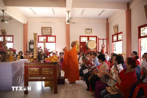 Quang cảnh lễ cầu an Tết Thượng nguyên tại Chùa Cảnh Phước ở Bangkok, Thái Lan. (Ảnh: Đỗ Sinh/TTXVN)