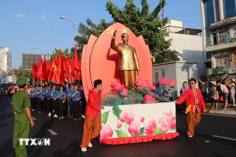 Đoàn diễu hành hình tượng Chủ tịch Hồ Chí Minh đi qua đường Hải Thượng Lãn Ông (Quận 5). (Ảnh: Thu Hương/TTXVN)