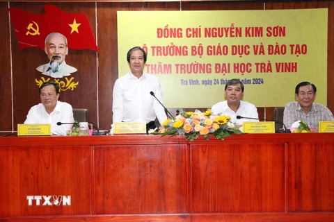 Bộ trưởng Bộ Giáo dục và Đào tạo Nguyễn Kim Sơn phát biểu tại buổi thăm Trường Đại học Trà Vinh. (Ảnh: Thanh Hòa/TTXVN)