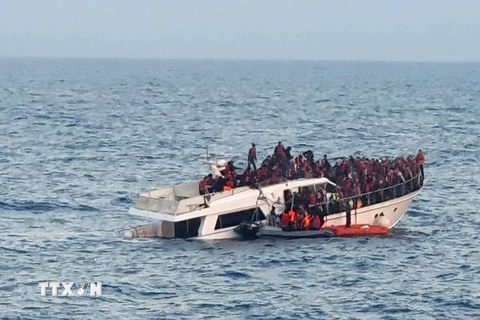 Quân đội Liban giải cứu những người di cư khi tàu của họ gặp sự cố tại khu vực ngoài khơi thành phố Tripoli, ngày 31/12/2022. (Ảnh: AFP/TTXVN)