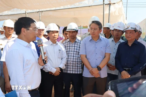 Bộ trưởng Bộ Giao thông vận tải Nguyễn Văn Thắng kiểm tra tiến độ Dự án Đường bộ cao tốc Vân Phong-Nha Trang. (Ảnh Đặng Tuấn/TTXVN)