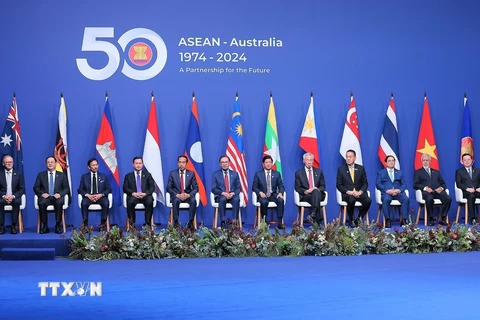 Thủ tướng Australia Anthony Albanese, Thủ tướng Phạm Minh Chính cùng các Trưởng đoàn và Tổng Thư ký ASEAN Kao Kim Hourn. (Ảnh: Dương Giang/TTXVN)