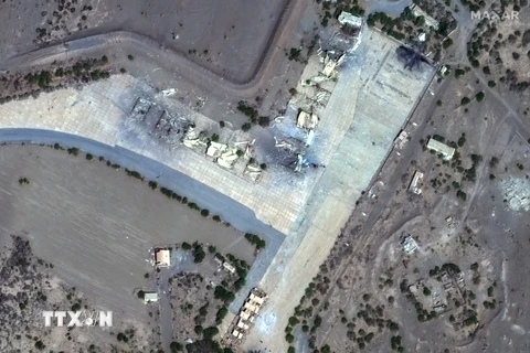 Sân bay Hodeidah ở thành phố cảng Hodeidah, Yemen bị hư hại sau cuộc không kích của Mỹ và Anh ngày 12/1/2024. Ảnh: AFP/TTXVN
