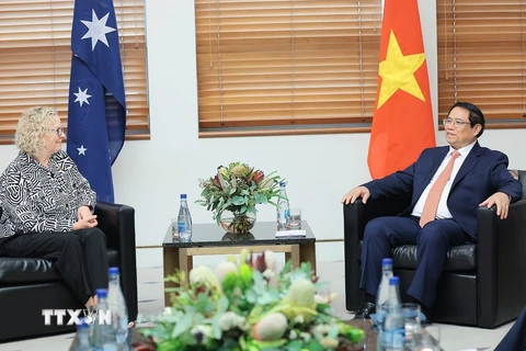 Thủ tướng Phạm Minh Chính tiếp Chủ tịch Nhóm Nghị sỹ hữu nghị Australia-Việt Nam Sharon Clayton. (Ảnh: Dương Giang-TTXVN)