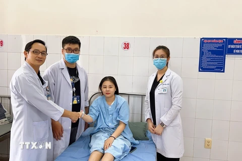 Nữ bệnh nhân N.T.T.K có khối u "quái" chứa cả xương, răng, tóc đã phục hồi sức khỏe và đang được theo dõi tại Trung tâm y tế huyện Xuân Lộc, Đồng Nai. (Ảnh: TTXVN phát)