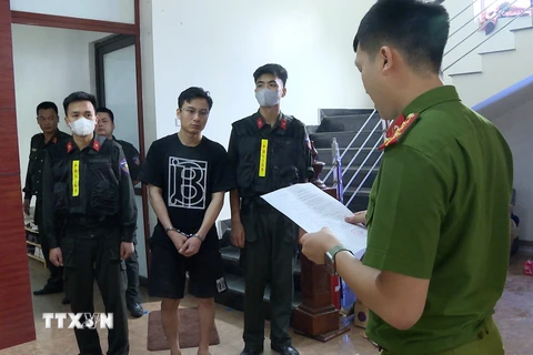 Bắt quả tang các đối tượng tụ tập sử dụng ma tuý trái phép tại Thái Nguyên. (Ảnh: Quân Trang/TTXVN)