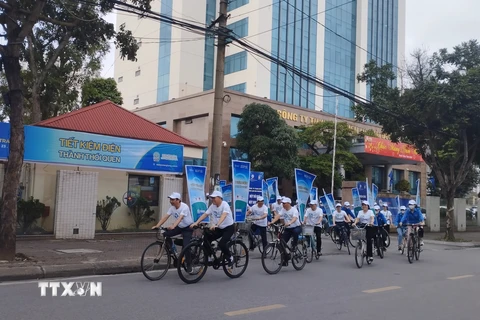 Cán bộ, người lao động Sở Công Thương Hải Dương và Công ty TNHH Một thành viên Điện lực Hải Dương tham gia diễu hành trên các tuyến phố hưởng ứng chiến dịch Giờ Trái đất năm 2024. (Ảnh: Mạnh Minh/TTXVN)