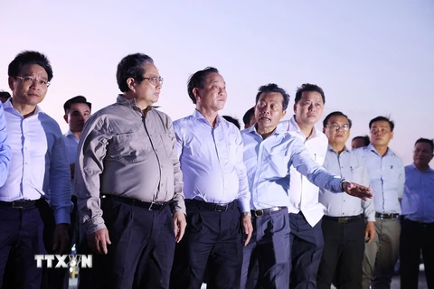 Thủ tướng Phạm Minh Chính khảo sát tuyến đê biển Gò Công, tỉnh Tiền Giang. (Ảnh: Dương Giang/TTXVN)