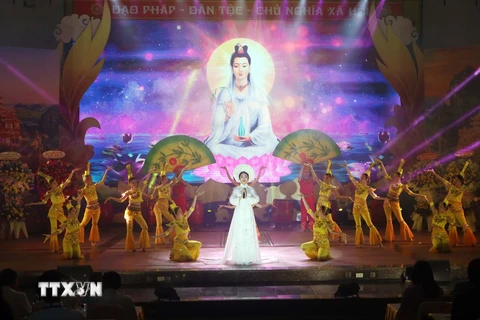 Biểu diễn nghệ thuật tại buổi khai mạc Lễ hội Quán Thế Âm Ngũ Hành Sơn năm 2024. (Ảnh: Trần Lê Lâm/TTXVN)