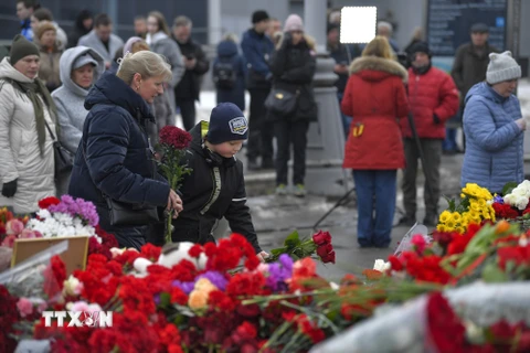 Người dân đặt hoa tưởng niệm các nạn nhân trong vụ tấn công khủng bố tại Moskva, Nga, ngày 24/3/2024. (Ảnh: THX/TTXVN)