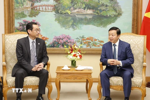 Phó Thủ tướng Trần Hồng Hà tiếp Giám đốc điều hành cấp cao Ngân hàng Hợp tác Quốc tế Nhật Bản Tanimoto Masayuki. (Ảnh: Văn Điệp/TTXVN)