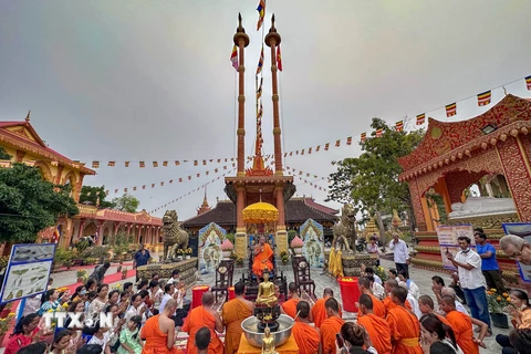 Quang cảnh Lễ tắm Phật trong Tết Chôl Chnăm Thmây 2023 tại chùa Buppharam (xã Hưng Hội, huyện Vĩnh Lợi, tỉnh Bạc Liêu). (Ảnh: Thanh Liêm/TTXVN)