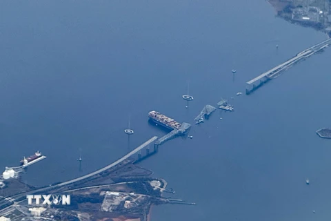 Hiện trường vụ sập cầu Francis Scott Key ở thành phố Baltimore, bang Maryland (Mỹ), sau khi bị tàu chở hàng đâm trúng, ngày 31/3/2024. (Ảnh: AFP/TTXVN)
