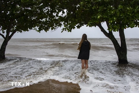 Sóng lớn do ảnh hưởng của bão Jasper tại bang Queensland, Australia ngày 13/12/2023. (Ảnh: AFP/TTXVN)