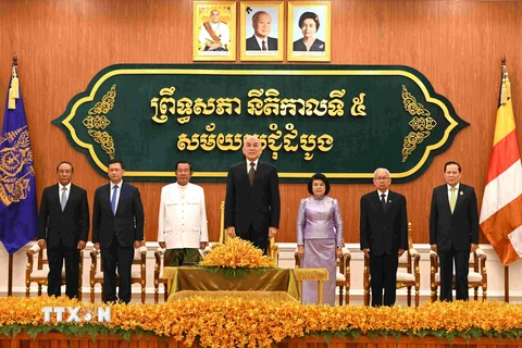 Quốc vương Campuchia Norodom Sihamoni (giữa) chủ trì phiên khai mạc kỳ họp đầu tiên Thượng viện Campuchia khóa 5. (Ảnh: AKP/TTXVN phát)