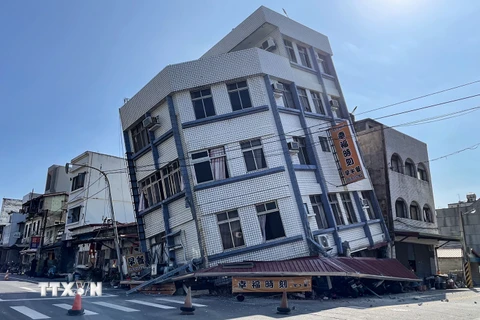 Một tòa nhà bị phá hủy sau động đất tại Đài Loan (Trung Quốc) ngày 3/4/2024. (Ảnh: AFP/TTXVN)