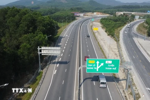 Cao tốc Cam Lộ-La Sơn. (Ảnh: Tường Vi/TTXVN)