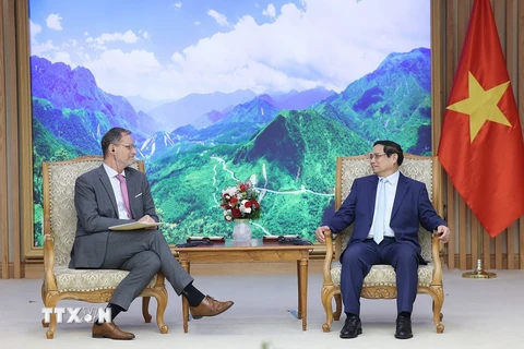 Thủ tướng Phạm Minh Chính tiếp ngài Olivier Brochet, Đại sứ Pháp tại Việt Nam đến chào xã giao. (Ảnh: Dương Giang/TTXVN)