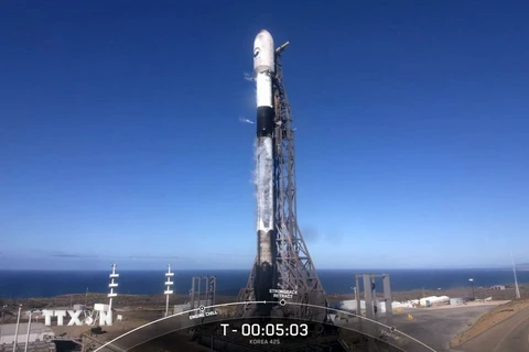 Tên lửa đẩy Falcon 9 của Công ty vũ trụ SpaceX mang theo vệ tinh trinh sát quân sự đầu tiên của Hàn Quốc chuẩn bị rời bệ phóng tại Căn cứ Lực lượng vũ trụ Vanderberg ở bang California (Mỹ) ngày 1/12/2023. (Ảnh: AFP/TTXVN)