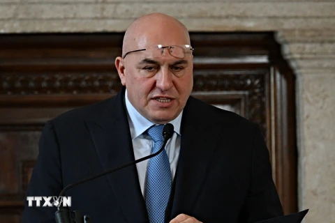 Bộ trưởng Quốc phòng Italy Guido Crosetto phát biểu trong một cuộc họp báo ở Rome. (Ảnh: AFP/TTXVN)