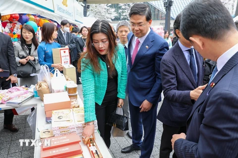 Đại sứ Việt Nam tại Nhật Bản Phạm Quang Hiệu thăm gian hàng thủ công mỹ nghệ của tỉnh Ishikawa. (Ảnh: Xuân Giao/TTXVN)
